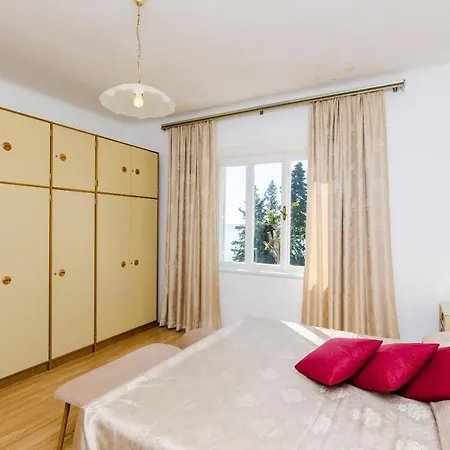 Gostinjska kuća Nina 4*